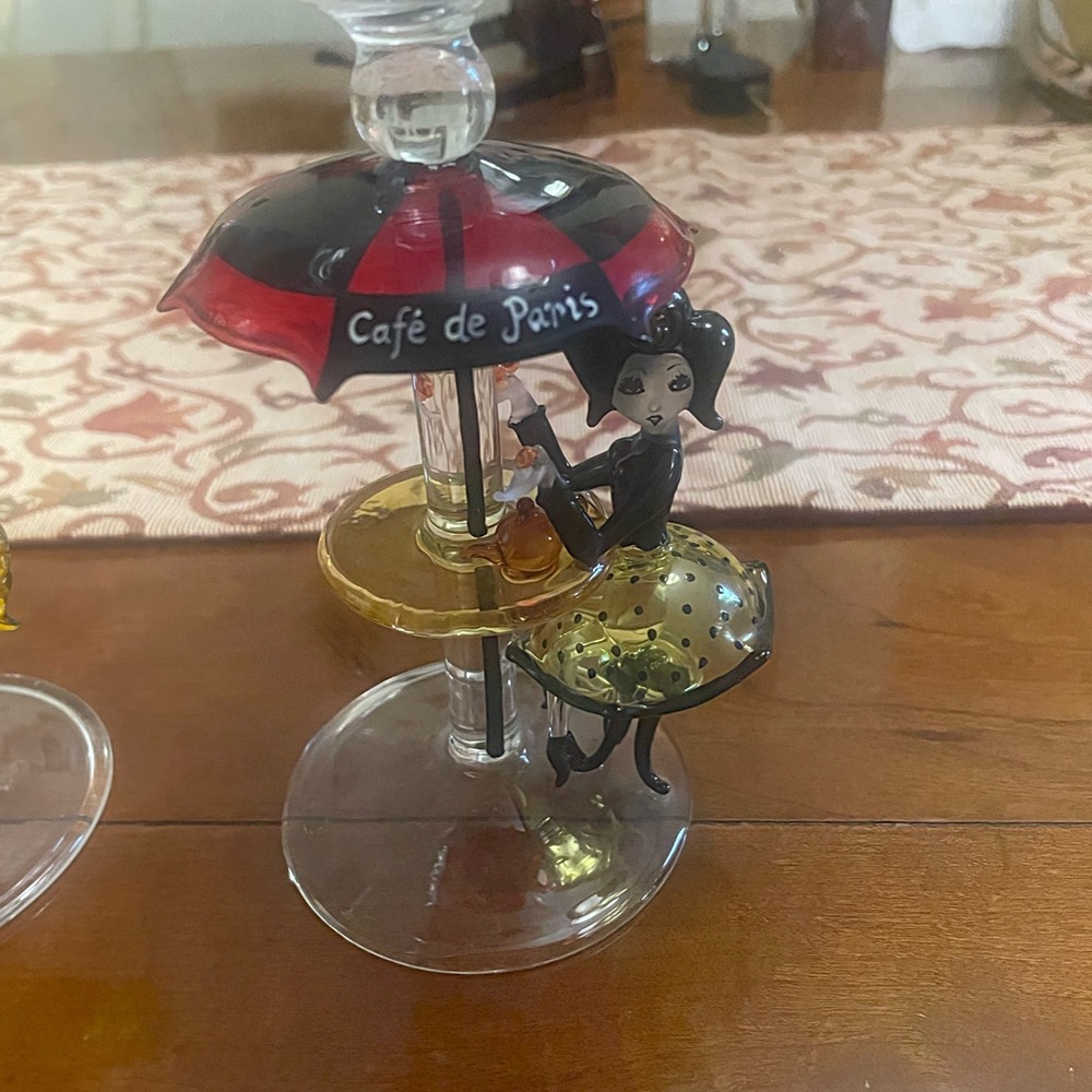 Café de Paris Wine Glass with Figurine